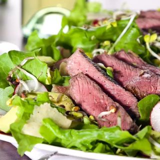 Salata cu muschi de vita, rucola si parmezan