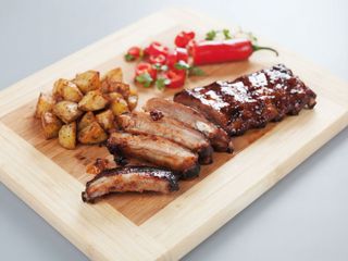 Coaste de porc cu sos bbq si cartofi wedges