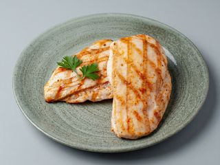 Piept de curcan cu cartofi scotieni si sos de piper roz