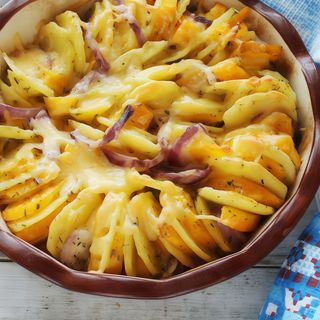 Cartofi copti cu mozzarella si smantana la cuptor