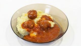 Chiftele cu sos si piure