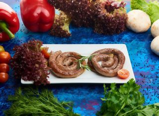 Carnati de casa cu fasole, mamaliga