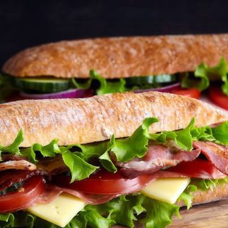 Sandwich cu salam
