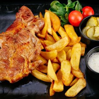 Ceafa de porc grill cu cartofi si muraturi