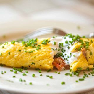 Omleta cu cascaval, branza telemea, rosii, castraveti, masline, chifla