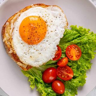 Oua ochiuri, cascaval, sunca presata, rosii, chifla