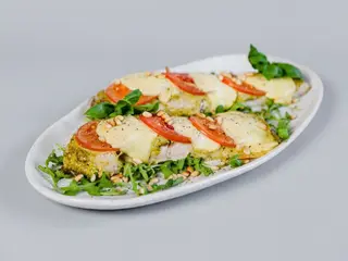 Salau caprese cu sos chili si legume sote