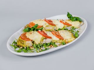 Salau caprese cu sos chili si legume sote