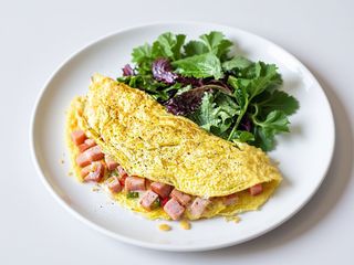 Omleta cu sunca, carnaciori, bacon, cascaval, chifla