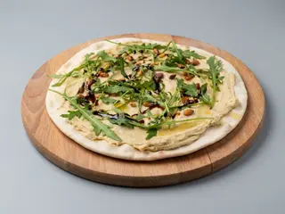 Manakeesh cu hummus clasic si rucola