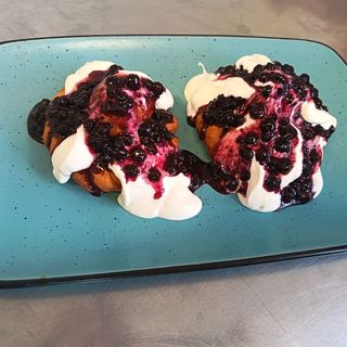 Papanasi cu gem de afine