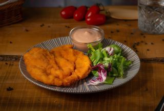 Snitel de pui cu garnitura si sos