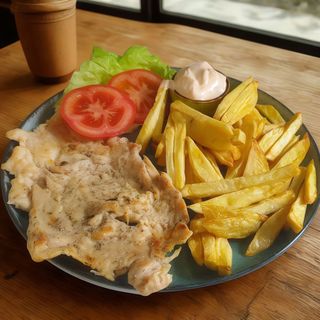 Cartofi Prăjiți cu Piept de Pui Grill