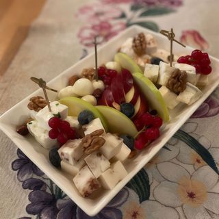 Selectie de branzeturi cu nuci si mere