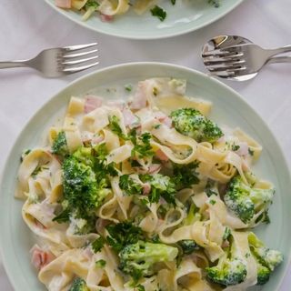 Tagliatelle cu pui si broccoli