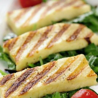 Halloumi cu rucola si rosii cherry