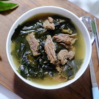 Seaweed soup with beef
