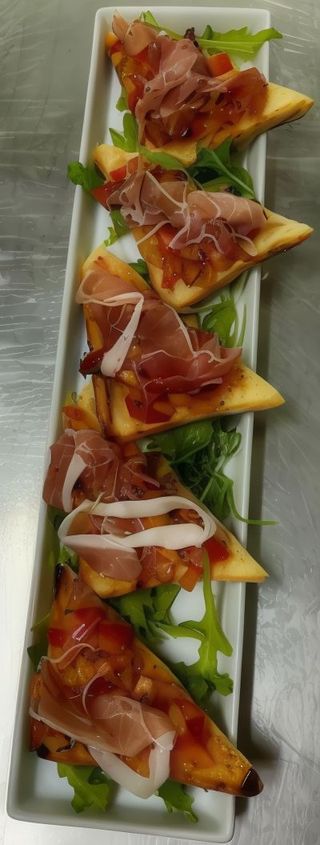Bruschete cu rosii si prosciutto crudo