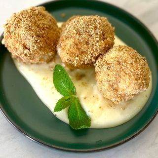 Gomboti fierti secuiesti cu branza dulce si dulceata de afine