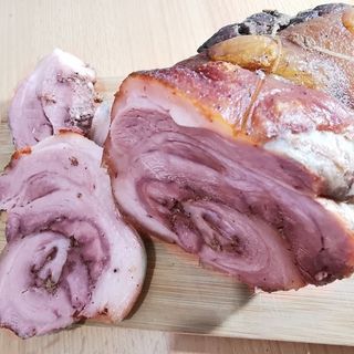 Rulada de ciolan cu varza rosie si sos de hrean