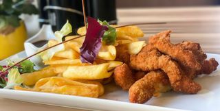 Crochete de pui cu cartofii casei si sos bbq