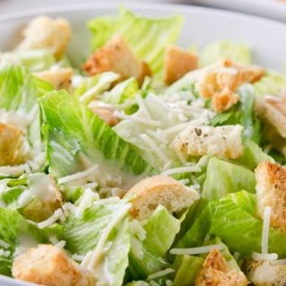 Salata Caesar cu piept de pui