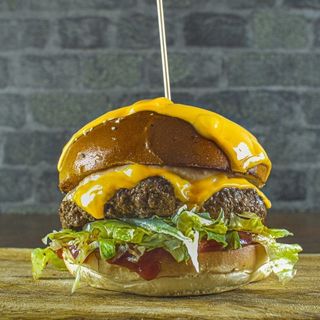 Golden burger cu cartofi si sos bbq