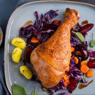 Pulpa de curcan cu varza rosie si sos de hrean