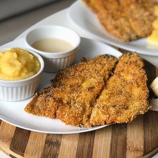 File de pastrav la gratar cu mamaliga si mujdei