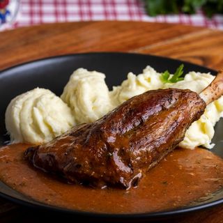 Aripioara de porc cu piure de telina si sos brun