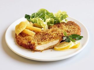 Snitel de pui crispy cu cartofi si sosul casei