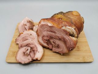 Rulada de ciolan cu varza rosie si sos de hrean