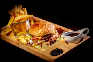 Burger vegetarian cu cartofi si sweet chilly