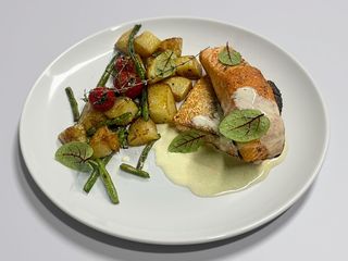 Somon cu sos cu salsa legume la grill