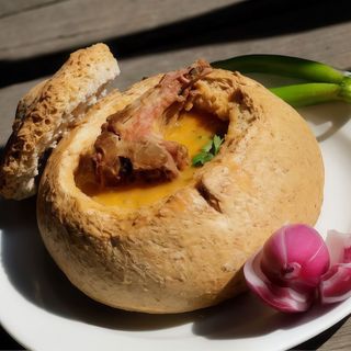 Ciorbă ardeleneasca de fasole cu afumătură servită în pâine