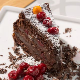 Tort de ciocolată neagră cu vișine alcoolizate