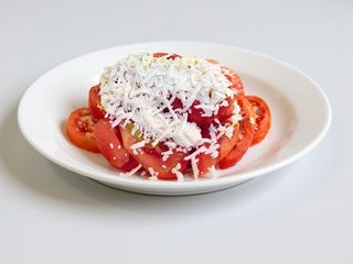 Salata de rosii cu branza rasa