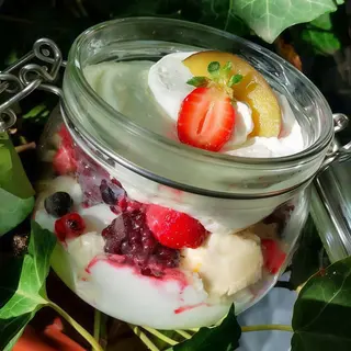 Pavlova cu sos de zmeura