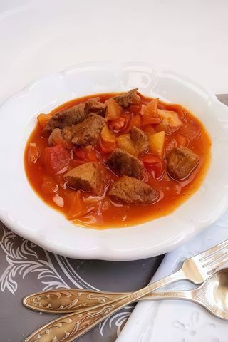 Gulas de vita cu carnati afumati