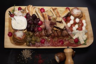 Platou mixt de aperitive (pentru 6 persoane)