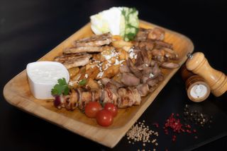 Platou grecesc de friptură ( pentru 3 persoane ) 