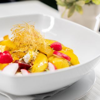 Salată cu sfeclă roșie, pară caramelizată și gorgonzola