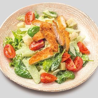 Salată cu pui crocant