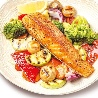 Somon la grătar cu legume grill