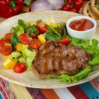 Ceafa de porc cu salata