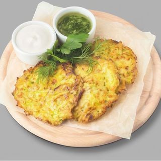 Chiftelute din dovlecel cu smanatana