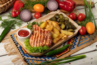 Cotlet de porc cu cartofi copți