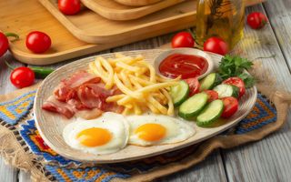Mic dejun  cu ouă ochiuri și bacon