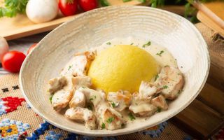 Ciulama de pui cu ciuperci și mămăligă