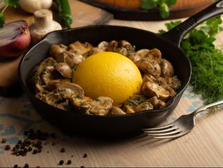 SOTÉ DE CIUPERCI CU MĂMĂLIGĂ DE POST